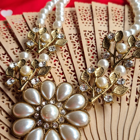 Elegant Pearl and Gold Floral Necklace Kids Necklace - Picture 6 of 9